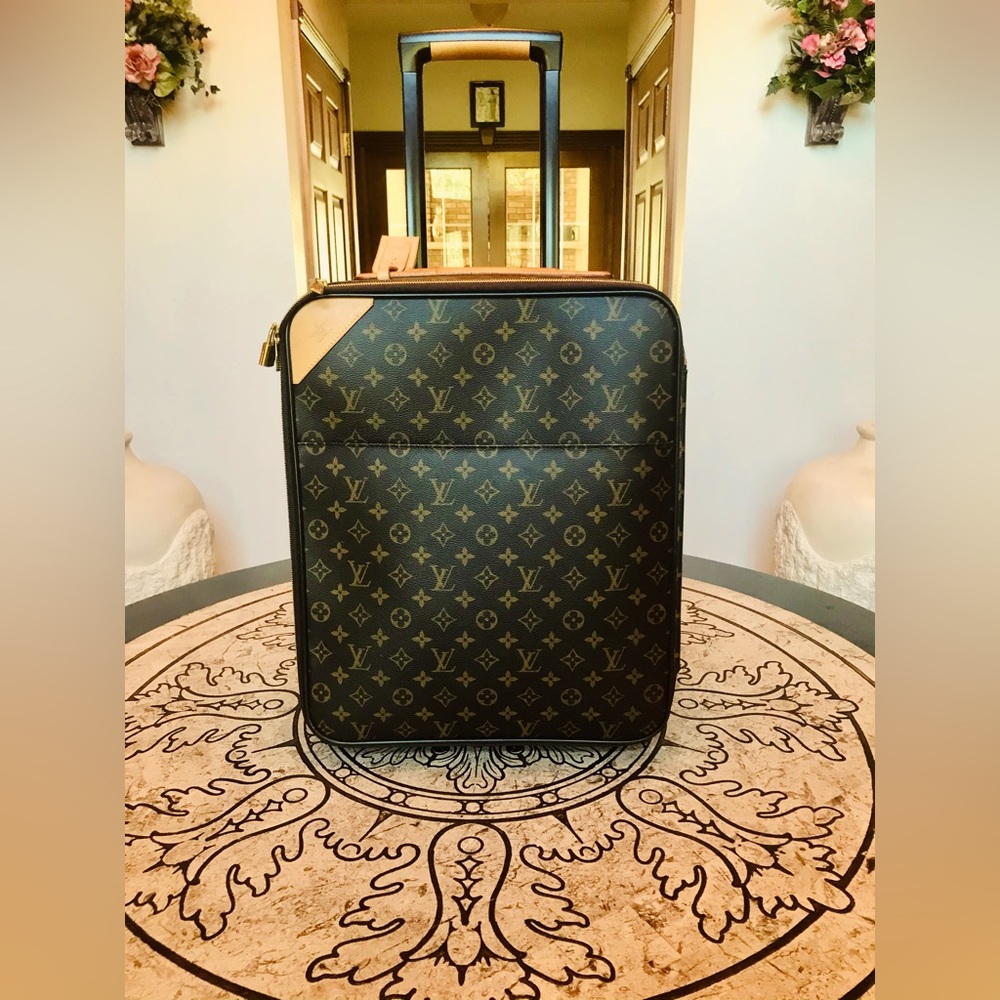 Louis Vuitton  carry on luggage Measurement are 17.5 x 14.5 pristine condition